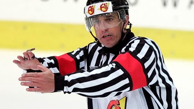 Die Karriere von Eishockey-Schiedsrichter Danny Kurmann geht mit einem Abschiedsspiel zu Ende