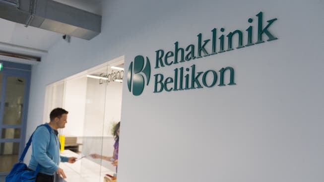 Die Rehaklinik Bellikon privilegiert Halbprivat- und Privatversicherte, indem sie gar ein Verbot bricht.