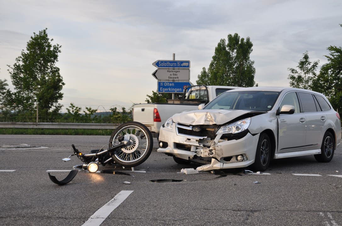 Egerkingen, 23. Mai 2017 Ein Autolenker übersieht beim Abbiegen auf die A2 einen entgegenkommenden Motorradlenker. Dieser verletzt sich schwer.