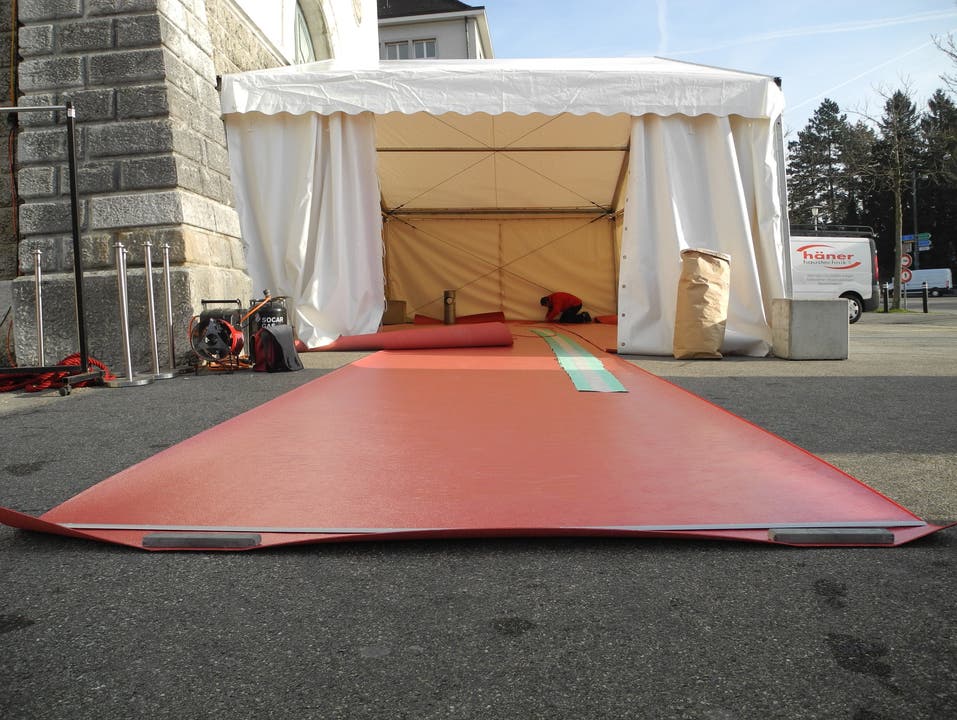 Der rote Teppich vor der Reithalle wird für die Eröffnung ausgelegt