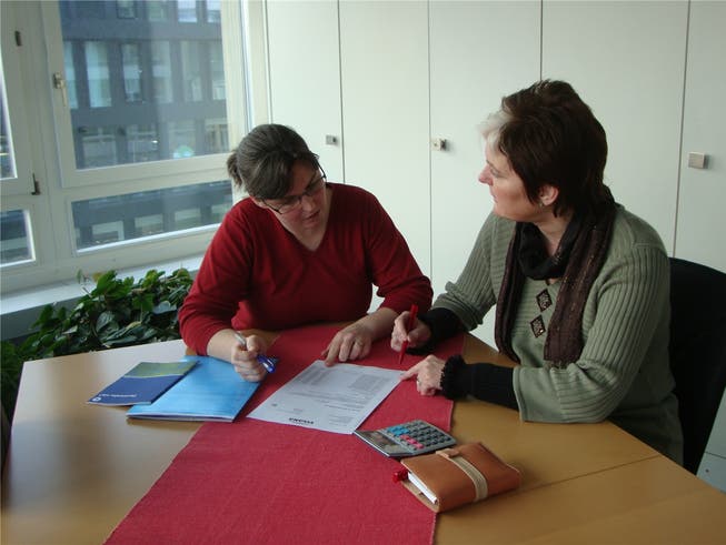 Barbara Aerni-Kopp (links) und Jocelyne Koolen während eines Beratungsgesprächs. zvg
