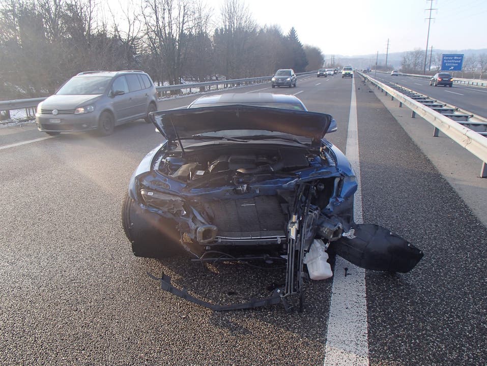 Muhen (AG), 3. Dezember Am Sonntagmorgen ist ein Autofahrer auf der A1 bei Muhen verunfallt. Er beschleunigte seinen leistungsstarken Chevrolet Camaro beim Auffahren auf die Autobahn zu fest und verlor die Kontrolle über das Gefährt.