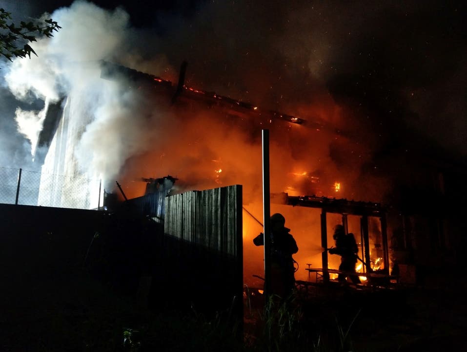 Schöftland AG, 15. Juni In einer Wohn- und Gewerbeliegenschaft in Schöftland hat es gebrannt. 80 Feuerwehrleute kämpften gegen die Flammen.