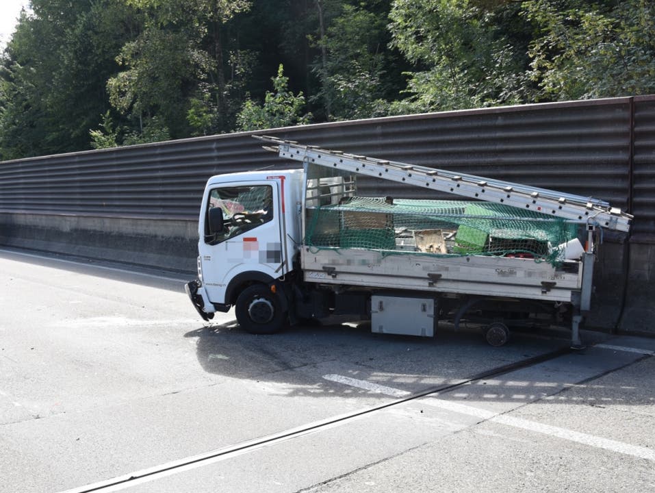 St. Gallen, 26. Juni Ein Lieferwagenfahrer ist auf der A1 in St. Gallen verunfallt, weil sich das Hinterrad seines Fahrzeugs löste. Der Mann wurde verletzt ins Spital gebracht.
