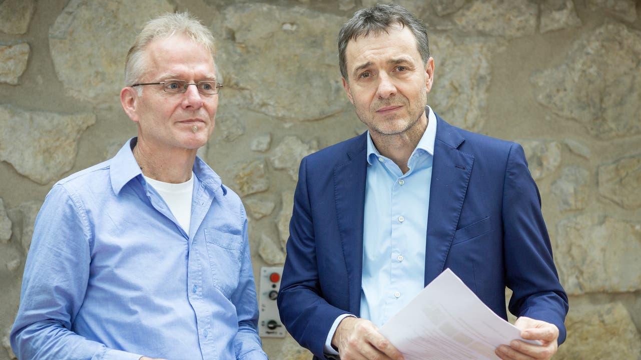 Projektleiter Theo Halter (links) und Guido Fluri, Initiant der Wiedergutmachungsinitiative, machten Halt in Aarau.