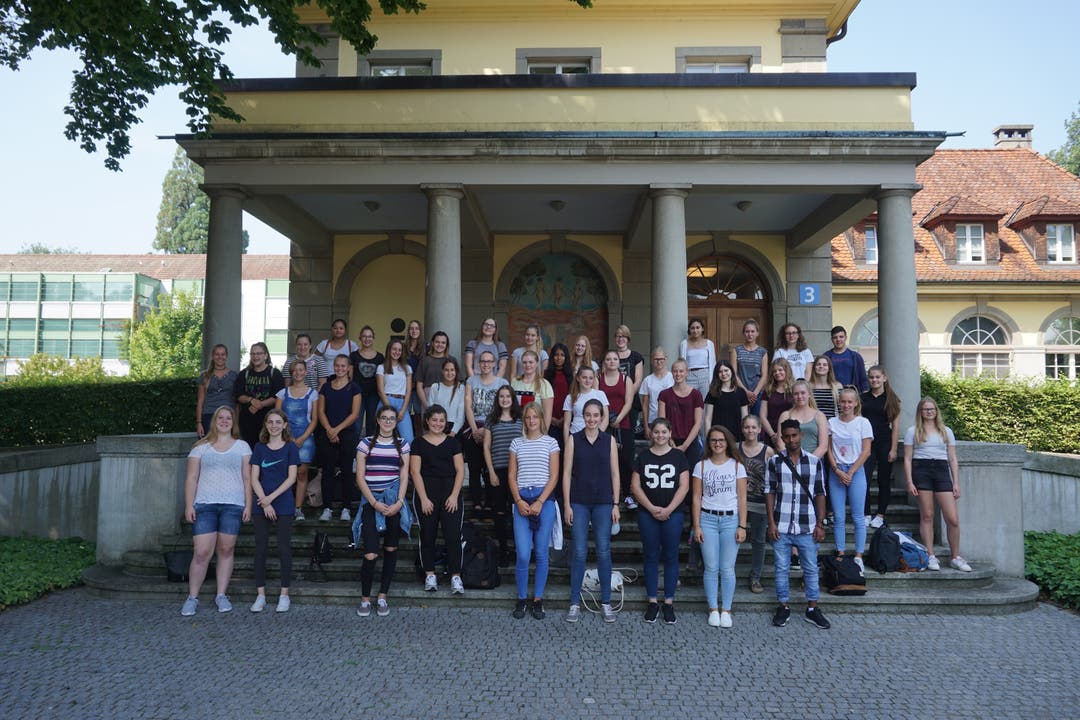 Die 42 Lehreinsteiger posieren vor dem Haus 3 des Kantonsspital Aarau. Welcome Day KSA 2017