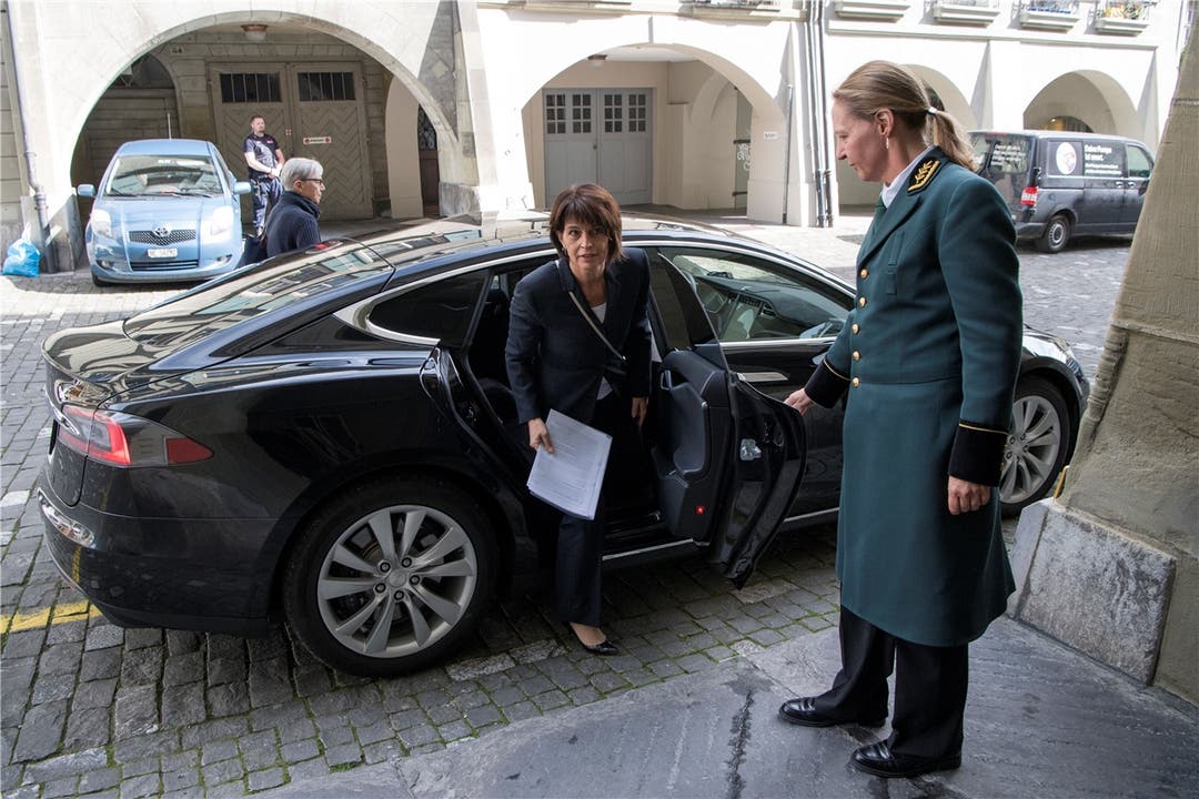 Energieministerin Leuthard fährt ein Elektroauto - einen Tesla.