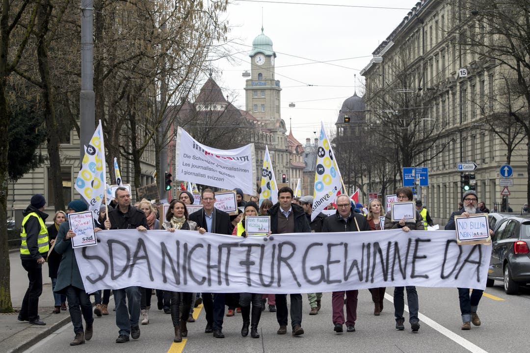 Matthias Aebischer, SP-Nationalrat, Mitte rechts, demonstriert mit Journalistinnen und Journalisten der Schweizerischen Depeschenagentur SDA (ATS) und Gewerkschaftsvertretern gegen den geplanten Stellenabbau.