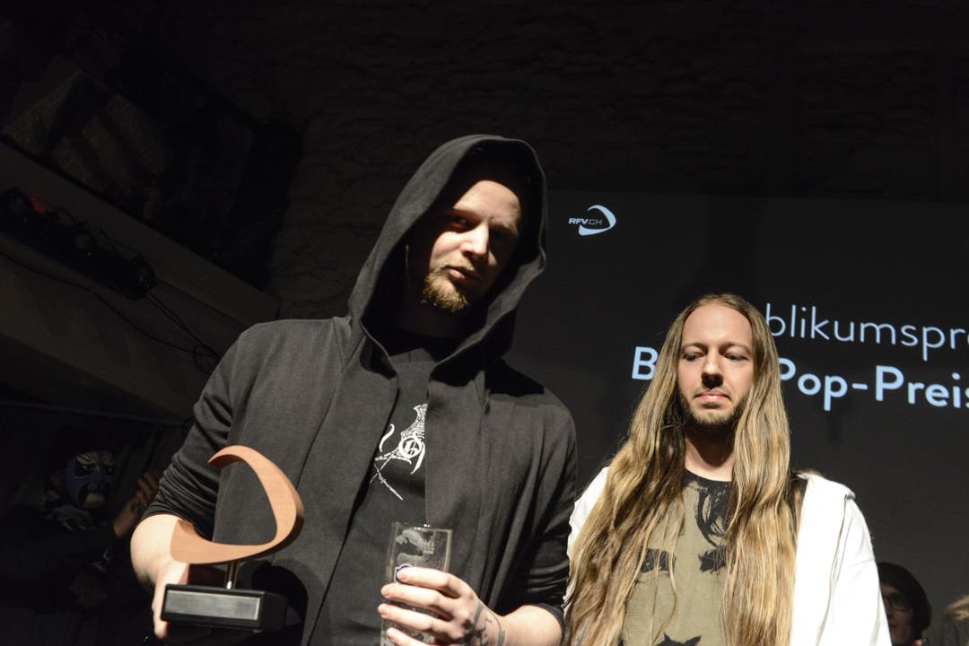 Ausgezeichnet: Die Metalband Schammasch nimmt von bz-Chefredaktor David Sieber den Publikumspreis entgegen.