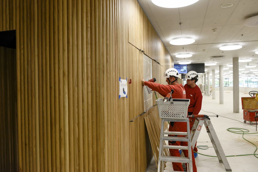 Handwerker geben ihnen noch den letzten Schliff. Mittlerweile haben auch die Swiss Indoors begonnen, ihre eigene Infrastruktur aufzubauen.