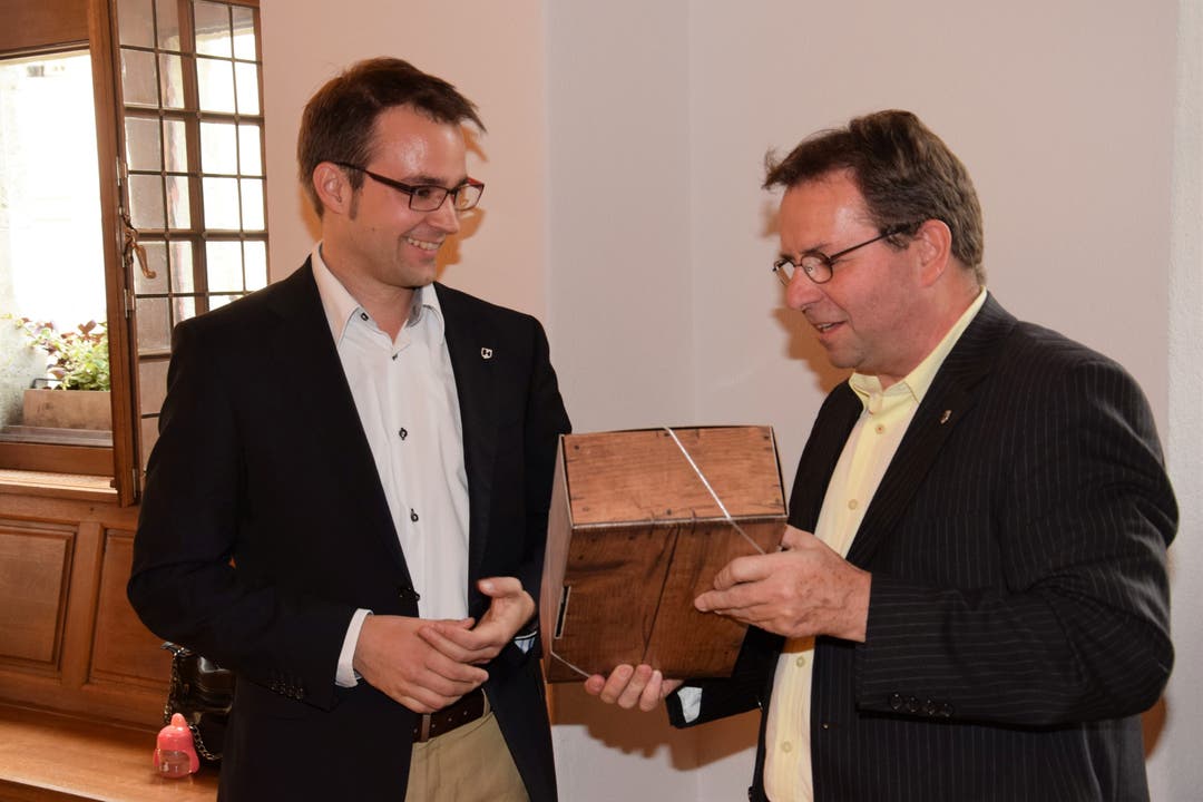 Wahlen Stadtammann Brugg Wahlapéro der FDP im Rathaussaal; Titus Meier (links) nimmt die Glückwünsche von Parteikollege Willi Wengi entgegen.