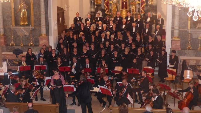 Der Projektchor SMW und das «Orchestra Sinfonica Carlo Coccia di Novara» begeisterten die Zuhörer in der Kirche Frick zusammen mit mehreren Solisten – im Bild Sopran-Solistin Jardena Flückiger (stehend).