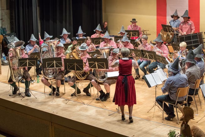 Die Brass Band Harmonie Wolfwil trat nach der Pause im Folklorehemd und Tiroler Filzhut auf.