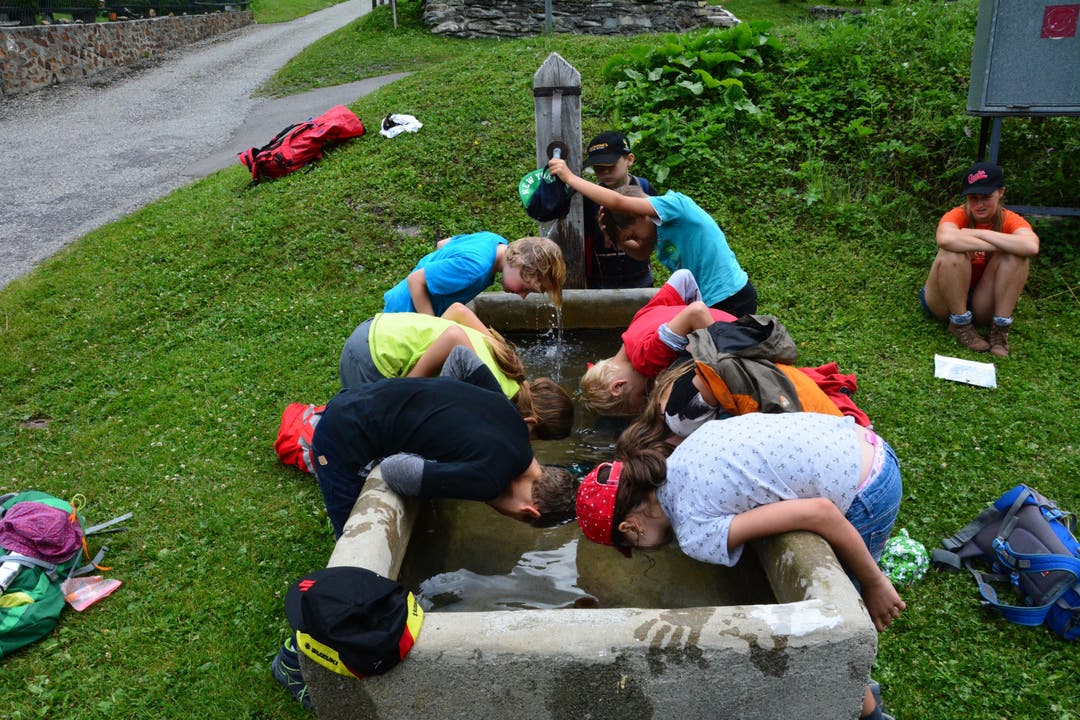 Die Mitglieder der Jubla Langendorf stürzen sich Kopf voran in den Brunnen