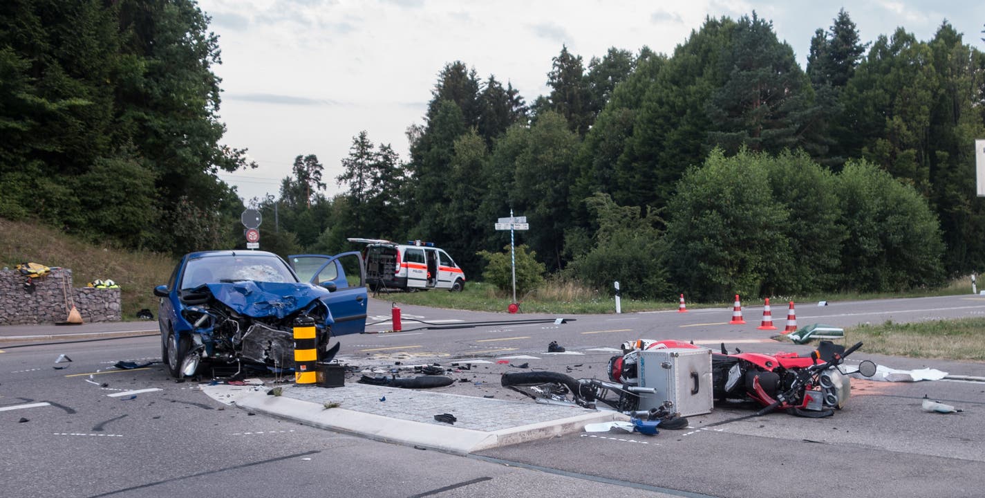Dägerlen ZH, 19. Juli Bei einem Verkehrsunfall zwischen einem Personenwagen und einem Motorrad ist in Dägerlen der Motorradlenker tödlich verletzt worden.