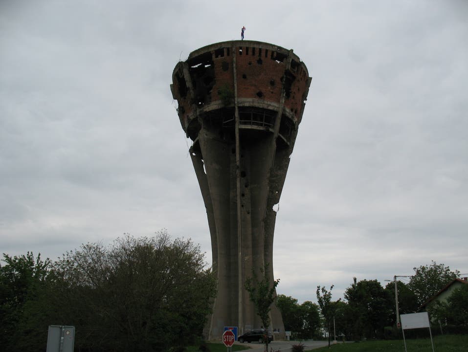 Die Landschaft zeigt eindrückliche Mahnmale aus dem Kroatienkrieg: Dieser Wasserturm bei Vukovar, Kroatien, wurde 1991 zerstört