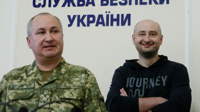 Totgesagte leben länger: Arkadi Babtschenko (rechts) mit dem Chef des ukrainischen Inladsgeheimdienstes.