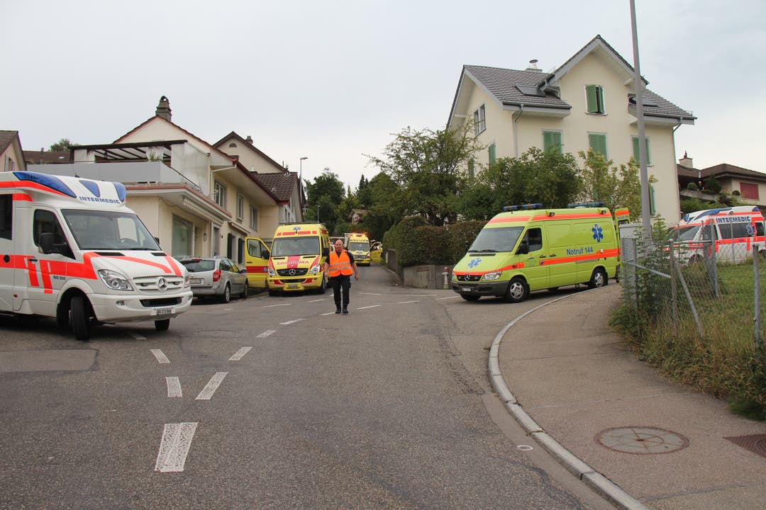 Grossaufgebot der Rettungsdienste: Es kamen verschiedenste Ambulanzen aus dem Kanton Aargau.