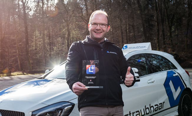 Patrick Straubhaar mit der Auszeichnung. Er ist zum dritten Mal der beste Fahrlehrer im Kanton Solothurn.