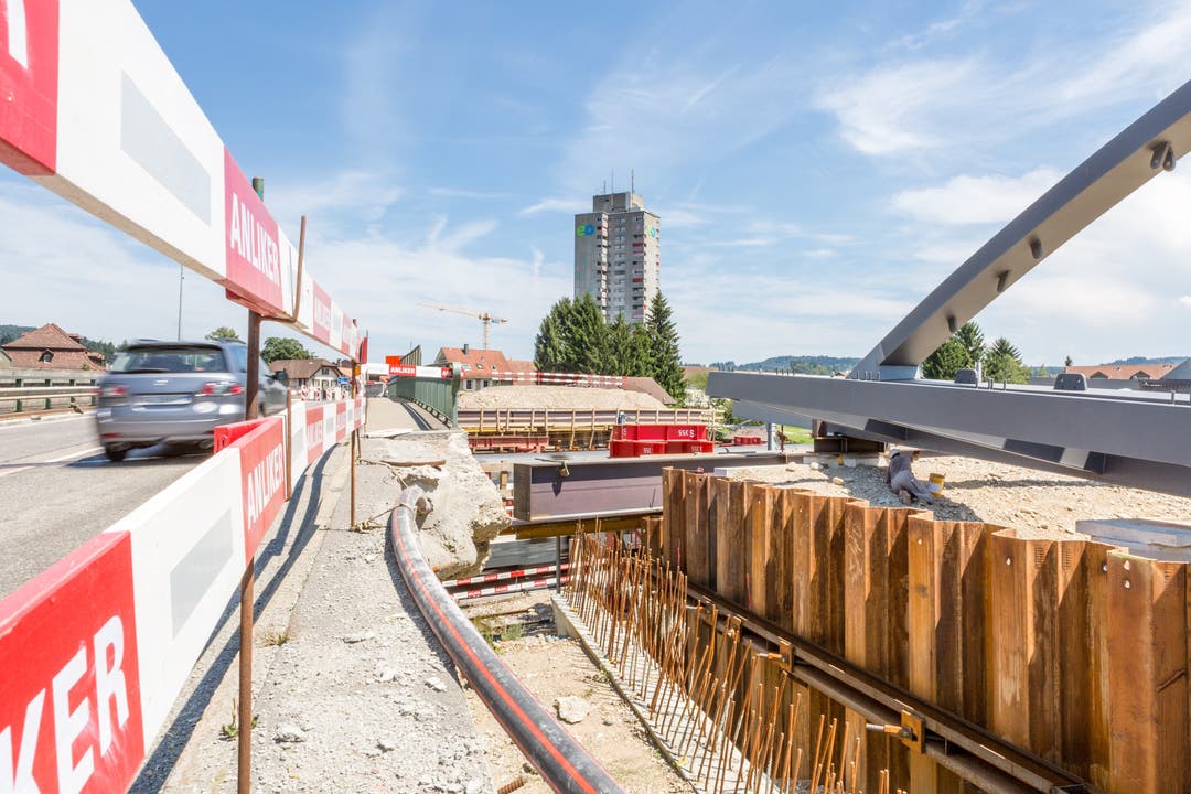 Baustelle vom 18. Juli 2017 Die Baustelle an der Bernstrasse in Oftringen: Hier wird die neue Bogenbrücke über die Geleise der SBB gebaut.