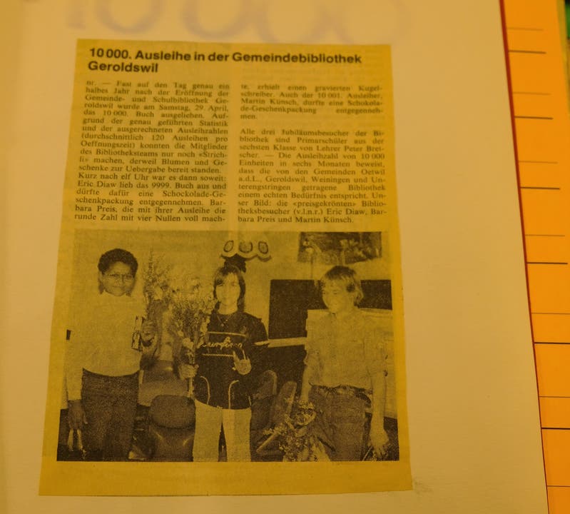 Bereits ein halbes Jahr nach der Eröffnung, im April 1978, konnte die Bibliothek Geroldswil die 10'000. Ausleihe feiern. Für die Jubiläums-Kunden, drei Schüler der sechsten Klasse, gab es zur Feier des Tages Schokolade und Blumen (im Bild ein Ausschnitt des damaligen Zeitungsberichts vom "Limmattaler").