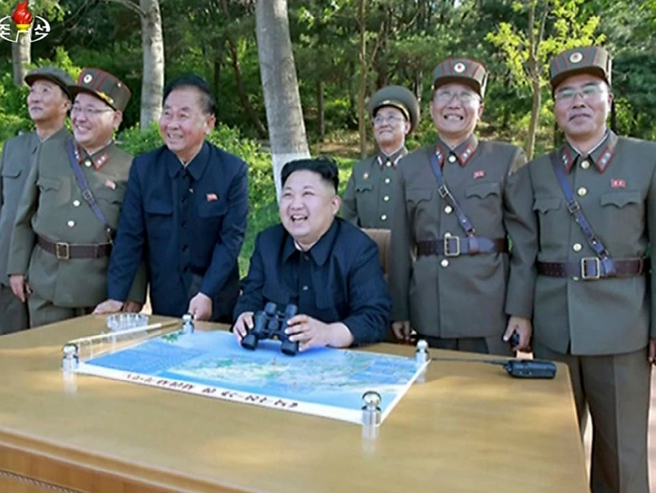 Nordkoreas Machthaber Kim Jong Un (Mitte) soll bald ein Angriffsplan für die US-Pazifikinsel Guam vorgelegt werden. (Archivbild)