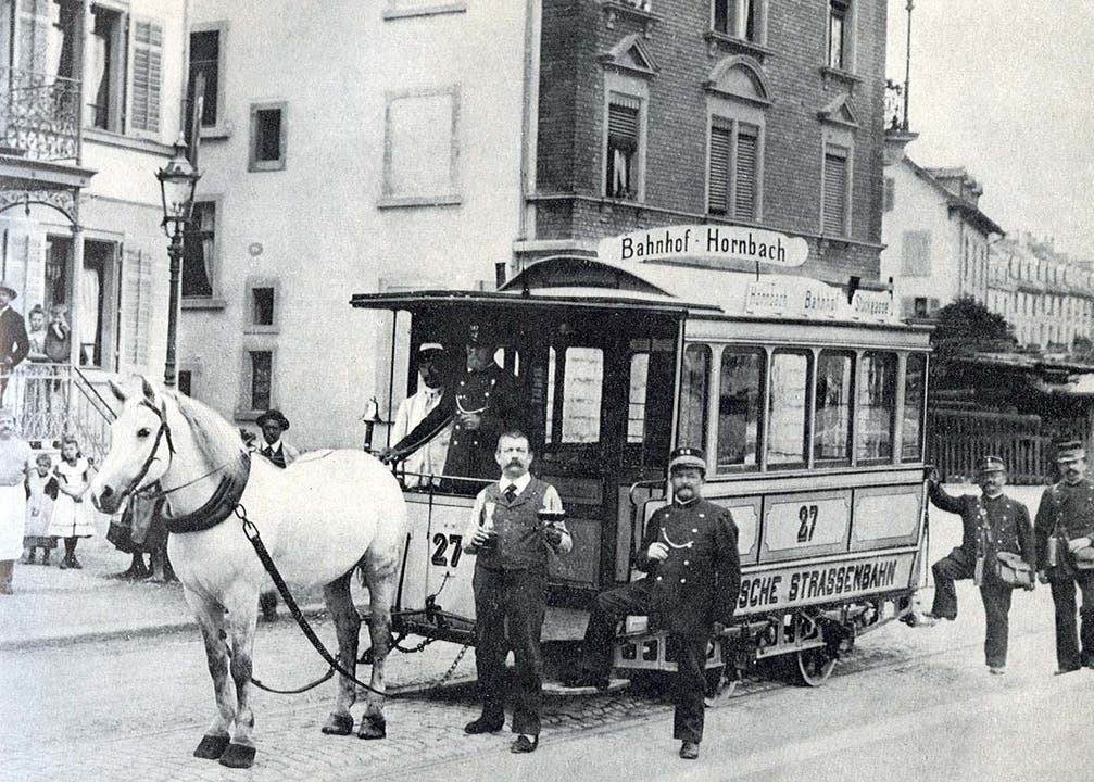 Trams gibt es in Zürich bereits seit 1882, auch wenn sie anfänglich noch von Pferden gezogen wurden. Zwölf Jahre später wurden die ersten elektrisch betriebenen Tramlinien in Betrieb genommen.