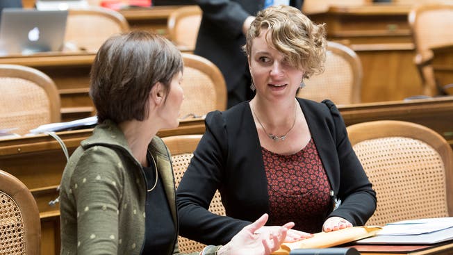 Irène Kälin (rechts) im Gespräch mit Grünen-Chefin Regula Rytz.