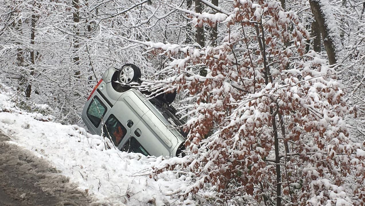 Ettingen (BL), 9. Dezember Ein Auto kommt auf der glatten Strasse ins Schleudern und stürzt einen Waldhang hinab. Der Fahrer bleibt unverletzt, am Wagen entsteht Totalschaden.