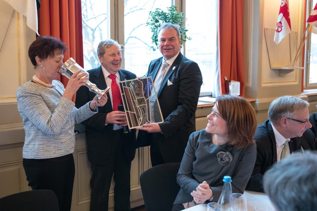 Regierungsrätin Esther Gassler (links) trinkt als Vater Bastian 2017 vom Becher, welcher ihr der Vorgänger Ueli Augsburger (2. v. l.) übergeben hat