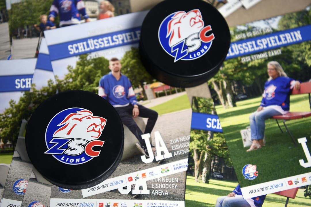 Werbematerial an einer Medienkonferenz des Komitee ''JA zur Eishockey- und Sportarena der ZSC Lions'' in Zuerich.