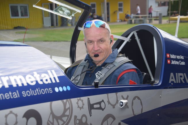 Der Kunstflugpilot ist Isidor von Arx in seiner Hochleistungs-Maschine auf dem Grenchner Flughafen.