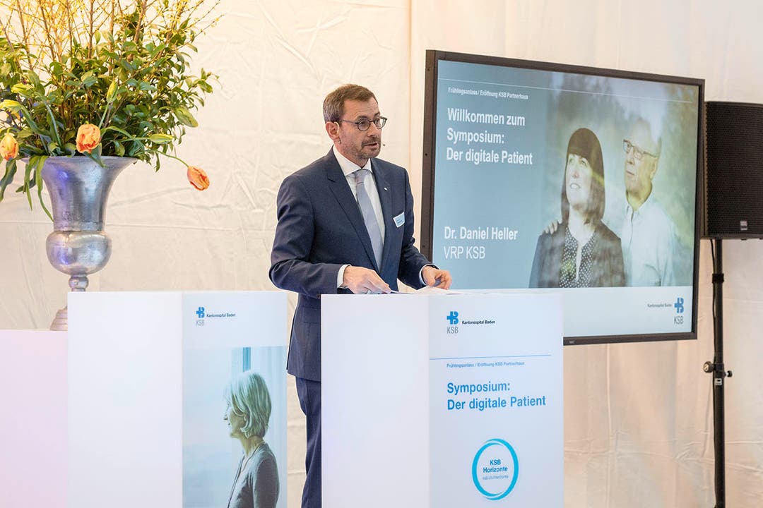Aufmerksame Zuhörer: VR-Präsident Daniel Heller erklärt an einem Symposium die Strategie des Kantonsspitals Baden.