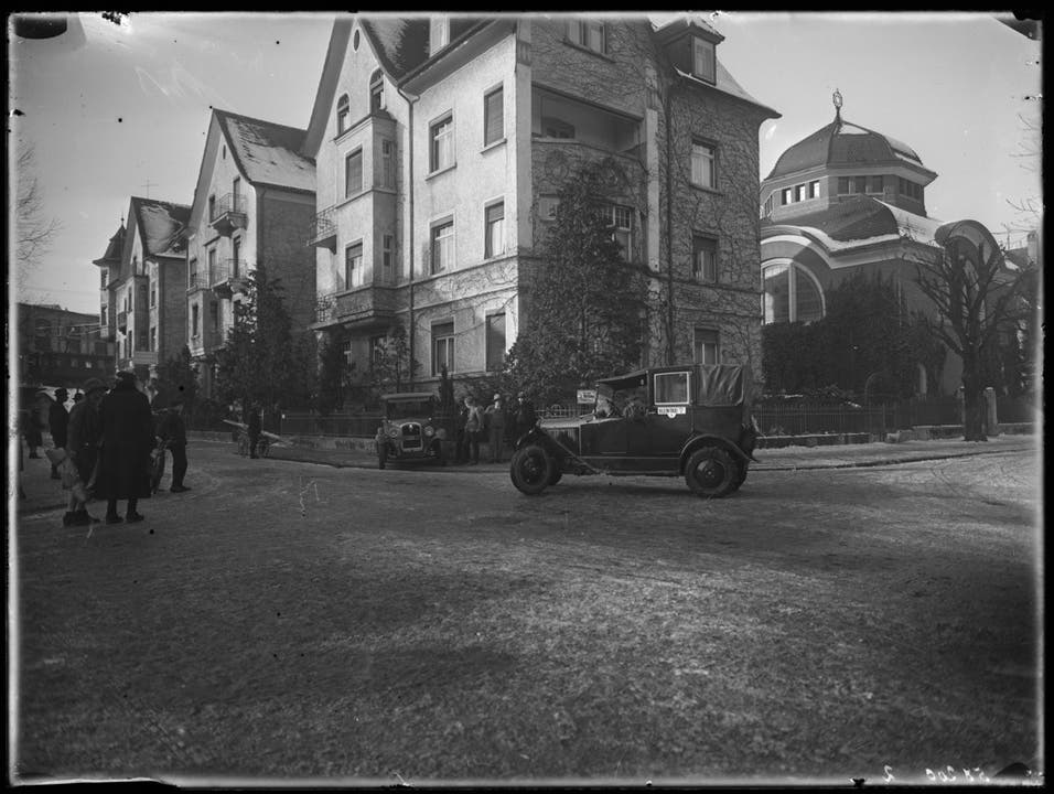 Autounfall auf der Haselstrasse Vor dem Kino Radium gab es 1929 einen Autounfall. Im Hintergrund die Synagoge.