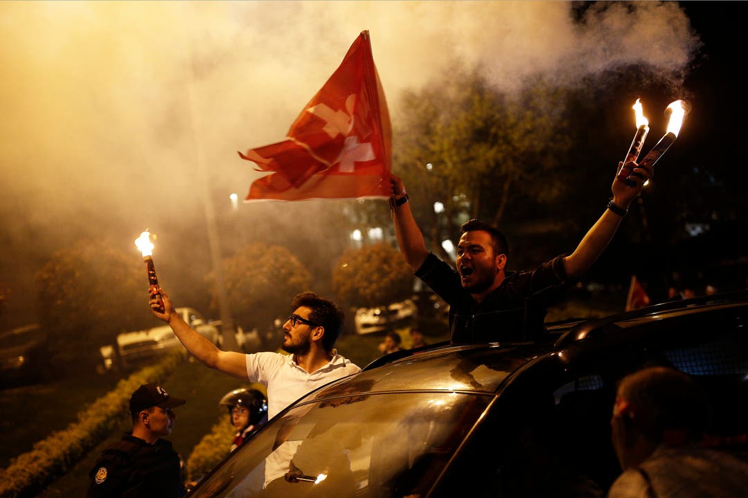Erdogan-Anhänger feiern in den Strassen von Istanbul