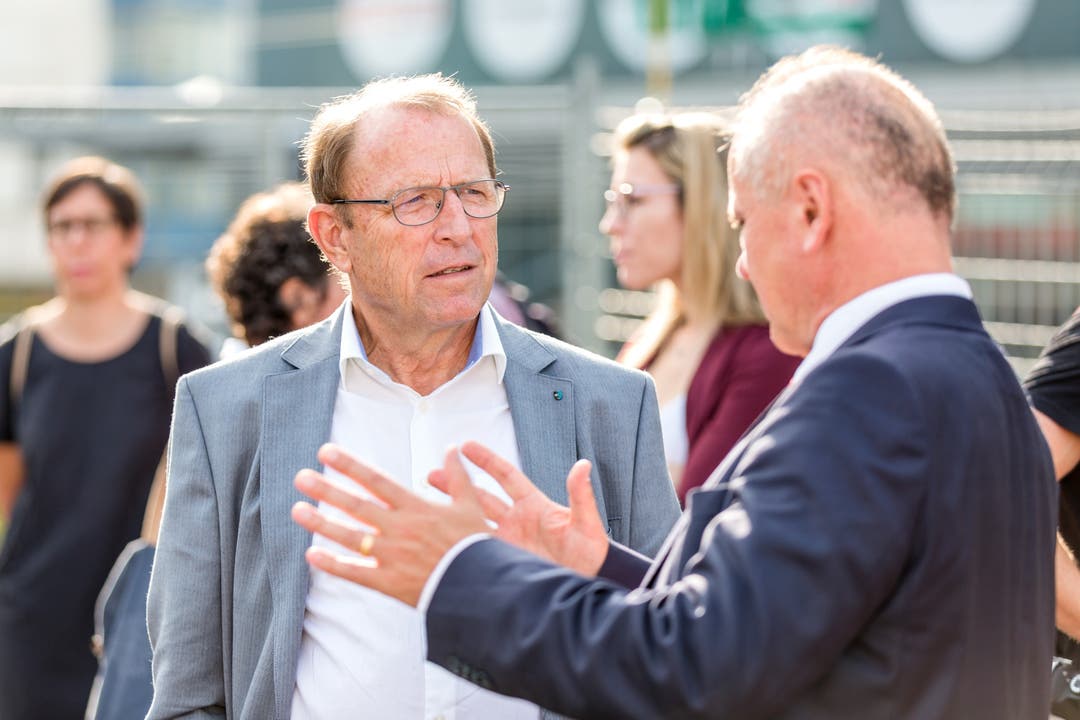  Der Aargauer Alt-Regierungsrat und Alt-Baudirektor Peter Beyeler im Gespräch mit seinem Nachfolger Stephan Attiger (rechts).
