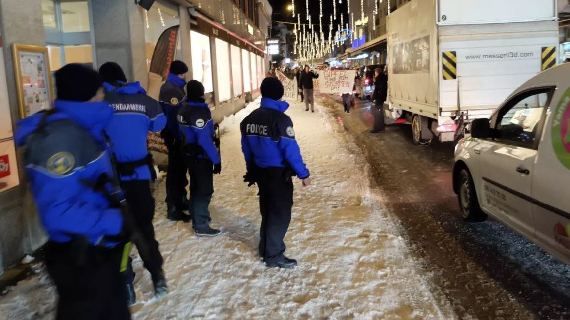 Am Dienstagabend haben Polizisten bei einer Demonstration in Davos einen Schweizer Journalisten festgenommen.