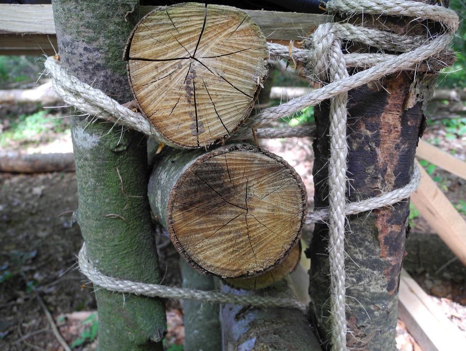 Nägel oder Schrauben gibt es keine. Alles ist aus Holz gemacht - und mit Seil zusammengebunden