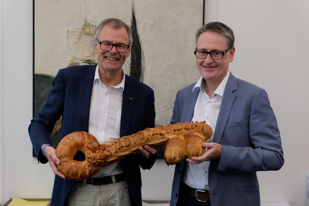Stadtpräsident Otto Müller (FDP) übergibt einen symbolischen Brotschlüssel an seinen Nachfolger Roger Bachmann (SVP).
