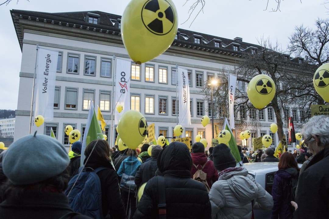 Am Abend des gleichen Tags versammeln sich vor dem Sitz der Axpo in Baden rund 200 Atomkraftgegnerinnen und -gegner.