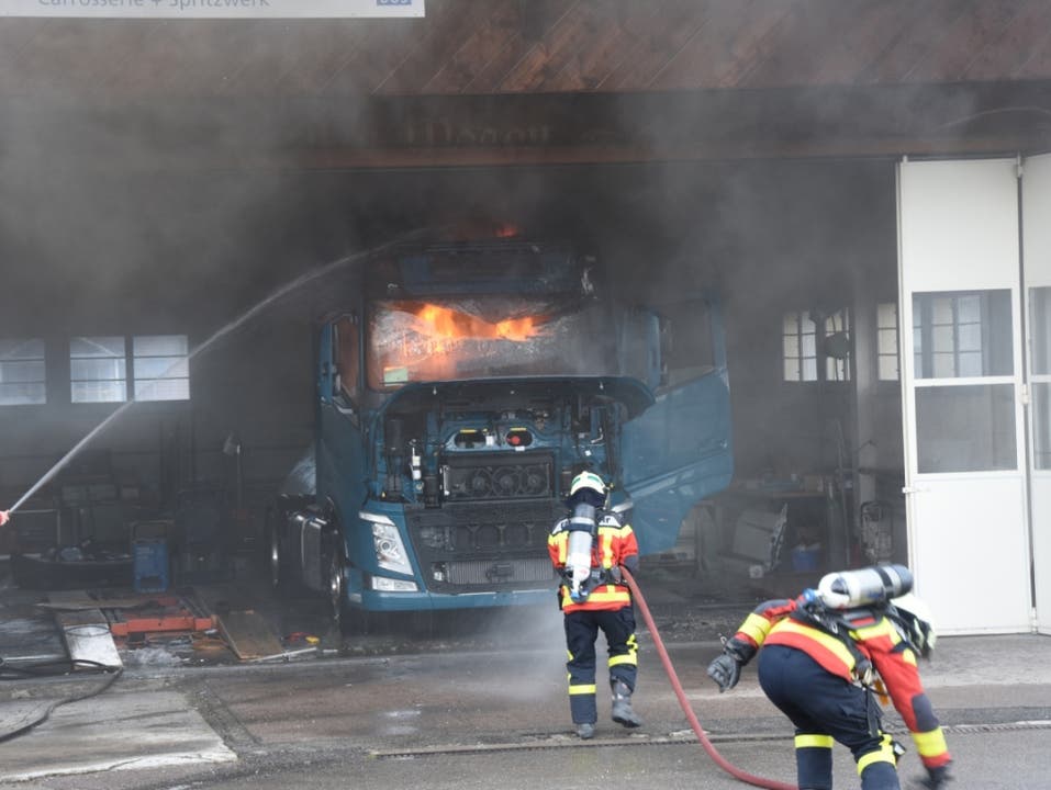 Kirchberg SG, 3. Januar Bei Schweissarbeiten gerät die Fahrzeugkabine eines Lastwagens in Brand. Ein 28-jähriger Mann wird leicht verletzt. Der Sachschaden beträgt über 100'000 Franken.
