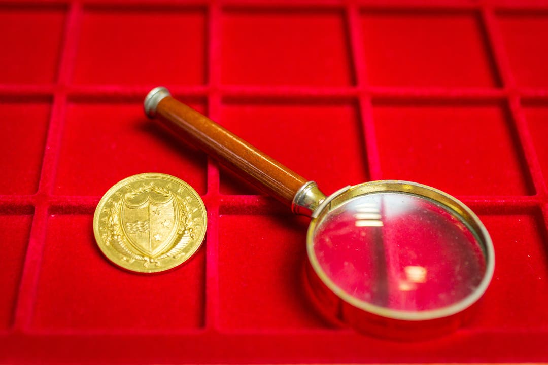 Impressionen aus dem Laden Aargau, Verdienstmedaille des Kantons: Diese Medaille wird als sogenannte “Kleine goldene Verdienstmedaille” bezeichnet. Diese wurde um 1807 in einer Stückzahl von ca. 40 Stk. geprägt und während des 19. Jahrhunderts für besondere Verdienste abgegeben.