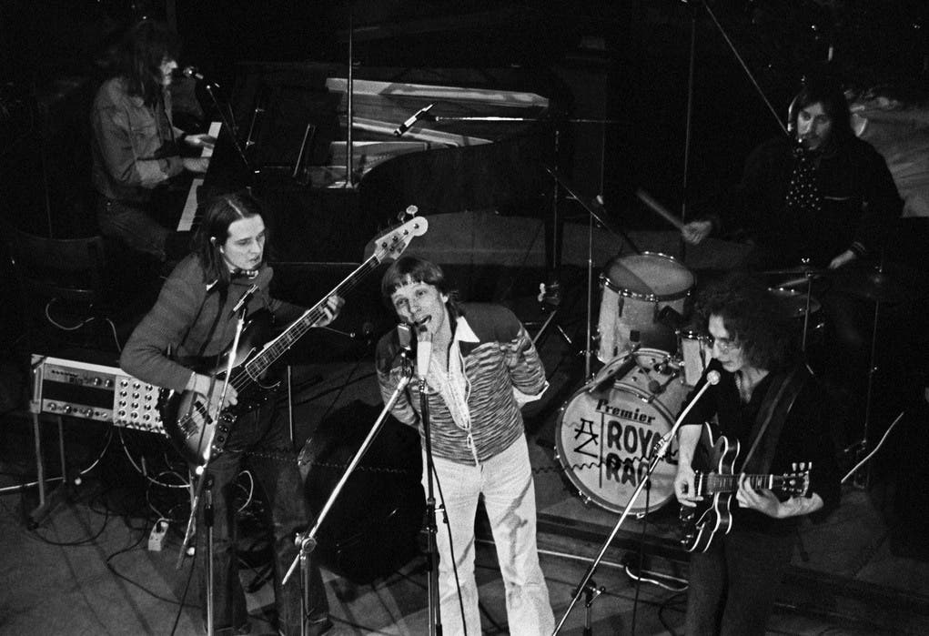 Polo Hofer wurde mit der Mundart-Rockband Rumpelstilz berühmt. Hier 1975 an einem Konzert.
