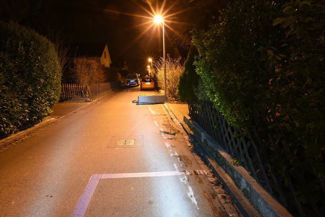 Basel, 13. Januar Ein Auto prallt in einer 20er- Zone in einen Betontrog, der eigentlich zur Verkehrsberuhigung dient. Der Wagen schob die Absperrung 20 Meter weit. Erst an einer Strassenbeleuch­tung wurde der Trog gestoppt.