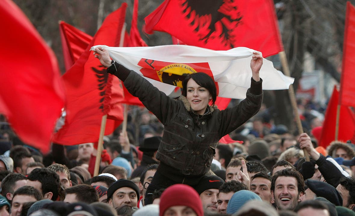 Am 17. Februar 2008 feiern die in der Schweiz lebenden Kosovarinnen und Kosovaren die Unabhängigkeit ihrer Heimat. Helvetiaplatz Zürich.