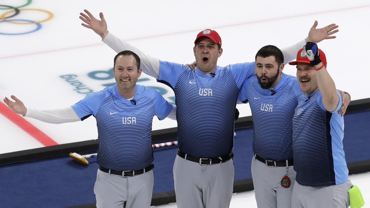 Das US-Curling-Team feiert den Sensationssieg im Final gegen Schweden.