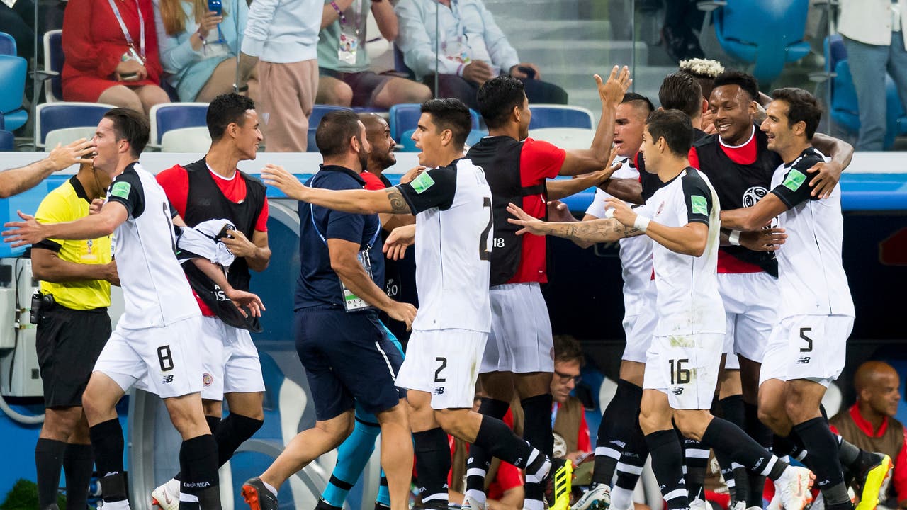 Kendall Waston lässt sich nach dem 1:1-Ausgleich, dem ersten Treffer von Costa Rica an der WM 2018, feiern