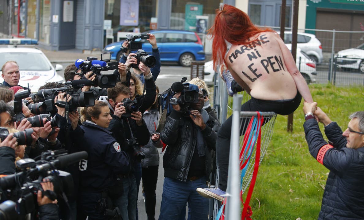 Aktivistinnen der Organisation Femen protestieren gegen Marine Le Pen