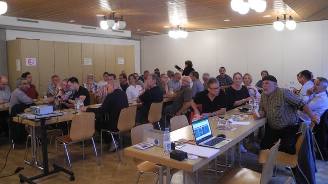 Gut 40 Personen aus dem Thal wollten im Pfarreisaal in Laupersdorf mehr über die Mobilität der Zukunft erfahren und diskutierten anschliessend darüber.