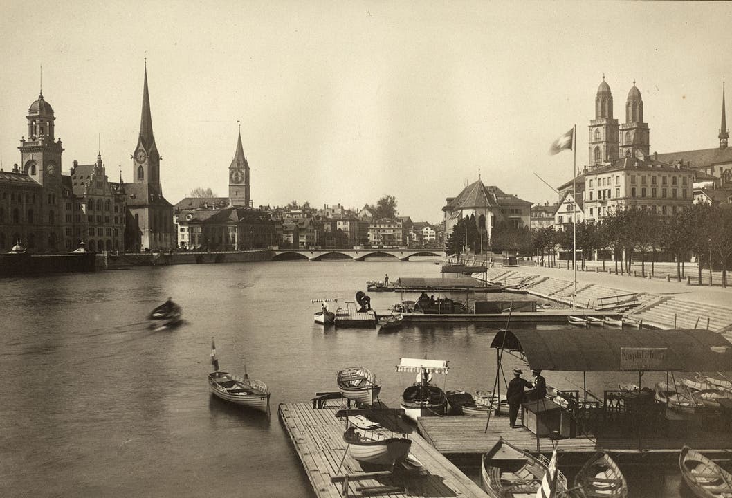 Ruder- statt Motorboote auf der Limmat um 1905. Im Bild von links nach rechts: Post, Stadthaus, Fraumünster, Peterskirche, Grossmünster.